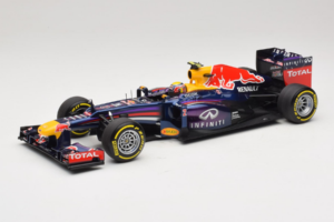 Red Bull RB9 Renault #2 M. Webber Infiniti Red Bull Racing Showcar 2013 Minichamps 1:18 110130072 Metall