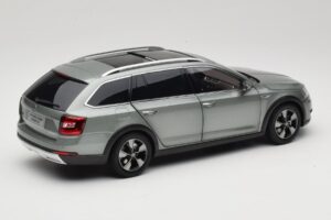 Skoda Octavia Mk4 Combi Grün Paudi Model 1:18 ZMR000005GRU Metall – Bild 3 von 8