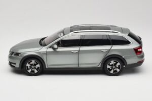 Skoda Octavia Mk4 Combi Grün Paudi Model 1:18 ZMR000005GRU Metall – Bild 4 von 8
