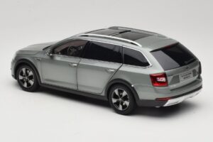 Skoda Octavia Mk4 Combi Grün Paudi Model 1:18 ZMR000005GRU Metall – Bild 7 von 8