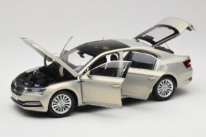 Skoda Superb Mk3 Gold Paudi Model 1:18 ZSS000006GOLD Metall – Bild 2 von 8