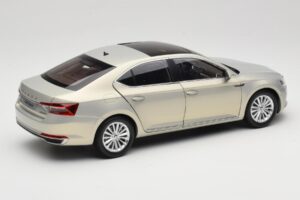 Skoda Superb Mk3 Gold Paudi Model 1:18 ZSS000006GOLD Metall – Bild 3 von 8