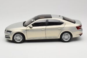 Skoda Superb Mk3 Gold Paudi Model 1:18 ZSS000006GOLD Metall – Bild 4 von 8