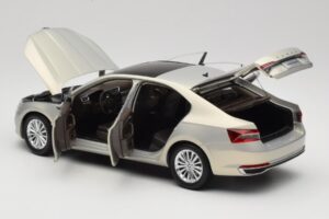 Skoda Superb Mk3 Gold Paudi Model 1:18 ZSS000006GOLD Metall – Bild 5 von 8