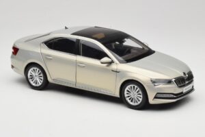 Skoda Superb Mk3 Gold Paudi Model 1:18 ZSS000006GOLD Metall – Bild 6 von 8