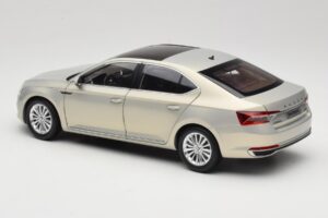 Skoda Superb Mk3 Gold Paudi Model 1:18 ZSS000006GOLD Metall – Bild 7 von 8