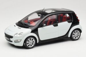 Smart Forfour Weiss Kyosho 1:18 0019141V001C01Q00 Metall