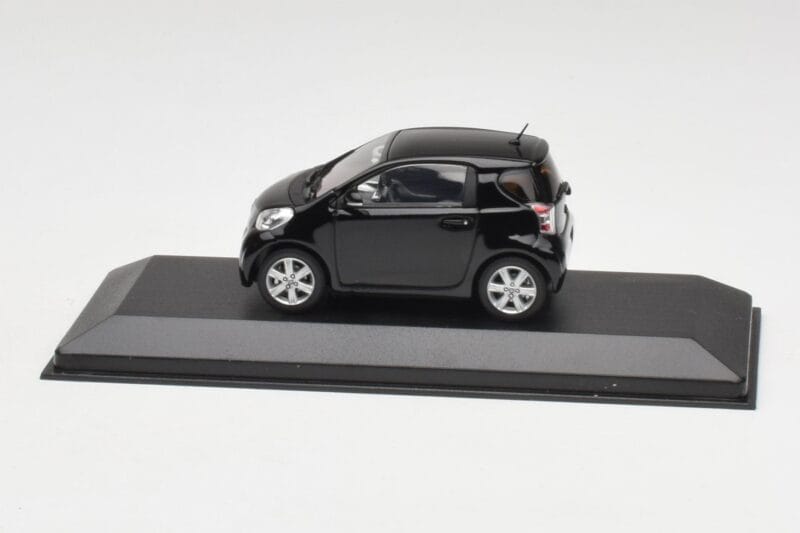 Toyota iQ Schwarz Mica Minichamps 1:43 403166803 Metall