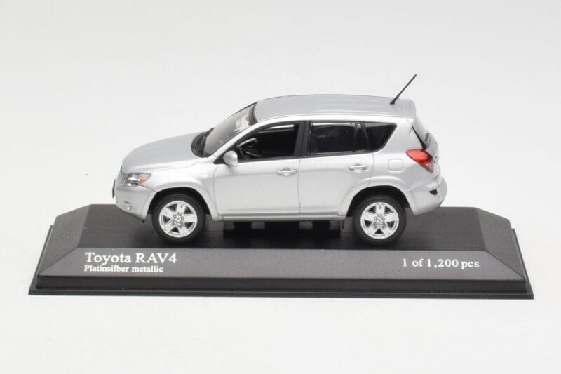 Toyota RAV4 XA30 Silber Minichamps 1:43 Toyota RAV4 XA30 Silber Minichamps 1:43 400166570 Metall