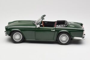 Triumph TR4 British Racing Green Revell 1:18 08827-T1 Metall – Bild 4 von 8