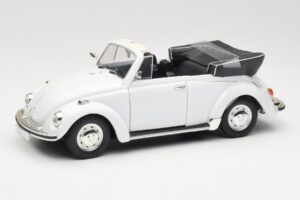 Volkswagen 1302 LS Cabriolet Weiss Revell 1:18 8415 Metall