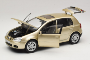 Volkswagen Golf Mk5 Light Bronze Metallic Bburago 1:18 09930201W Metall – Bild 2 von 8