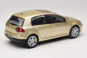Volkswagen Golf Mk5 Light Bronze Metallic Bburago 1:18 09930201W Metall – Bild 3 von 8