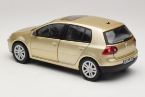 Volkswagen Golf Mk5 Light Bronze Metallic Bburago 1:18 09930201W Metall – Bild 7 von 8