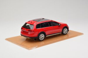 Volkswagen Golf Mk7 Alltrack Tornado Red DNA 1:18 DNA000035 Resin – Bild 2 von 6
