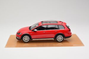 Volkswagen Golf Mk7 Alltrack Tornado Red DNA 1:18 DNA000035 Resin – Bild 3 von 6