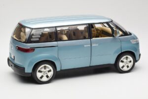 Volkswagen Microbus Concept Hellgrün Revell 1:18 08444 Metall – Bild 3 von 8