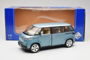 Volkswagen Microbus Concept Hellgrün Revell 1:18 08444 Metall – Bild 8 von 8