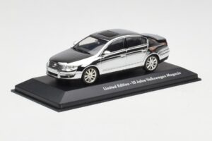 Volkswagen Passat B6 Chrome Silver 10 Years Volkswagen Magazine Minichamps 1:43 PASSAT004 Metall – Bild 2 von 4