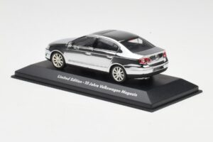 Volkswagen Passat B6 Chrome Silver 10 Years Volkswagen Magazine Minichamps 1:43 PASSAT004 Metall – Bild 3 von 4