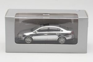 Volkswagen Passat B6 Chrome Silver 10 Years Volkswagen Magazine Minichamps 1:43 PASSAT004 Metall – Bild 4 von 4