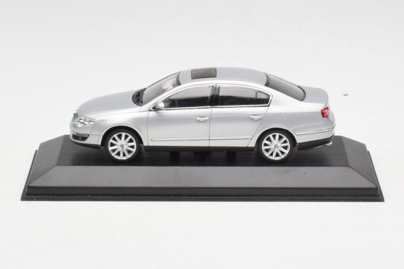 Volkswagen Passat B6 Silber Minichamps 1:43 PASSAT003 Metall