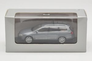 Volkswagen Passat B6 Variant Grey Metallic Minichamps 1:43 PASSAT005 Metall – Bild 4 von 4