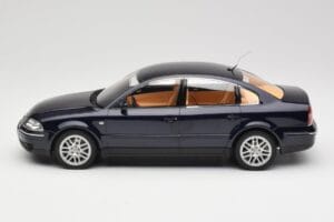Volkswagen Passat W8 B5.5 Indigo Blue DNA 1:18 DNA000029 Metall – Bild 3 von 6