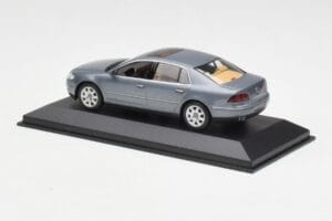 Volkswagen Phaeton 3D Grau Minichamps 1:43 3D0099300GPR7Q Metall – Bild 3 von 4