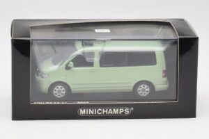 Volkswagen T5 Multivan California Limettengrün Minichamps 1:43 400052201 Metall – Bild 4 von 4