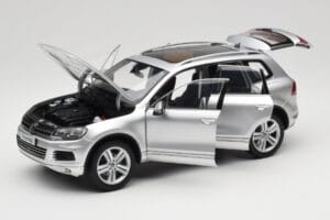 Volkswagen Touareg 7L Silver Metallic Kyosho 1:18 8821CS Metall – Bild 2 von 8