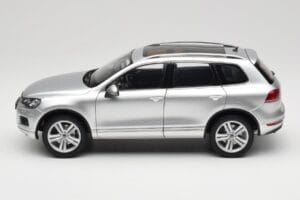 Volkswagen Touareg 7L Silver Metallic Kyosho 1:18 8821CS Metall – Bild 4 von 8
