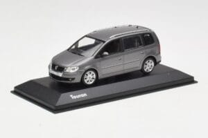 Volkswagen Touran Sport Platinum Grey Minichamps 1:43 TOURAN003 Metall – Bild 2 von 4
