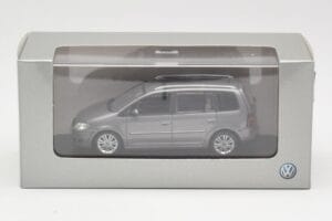 Volkswagen Touran Sport Platinum Grey Minichamps 1:43 TOURAN003 Metall – Bild 4 von 4