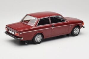 Volvo 142 Dunkelrot MCG 1:18 MCG18443 Metall – Bild 2 von 6