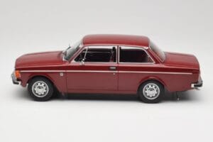 Volvo 142 Dunkelrot MCG 1:18 MCG18443 Metall – Bild 3 von 6