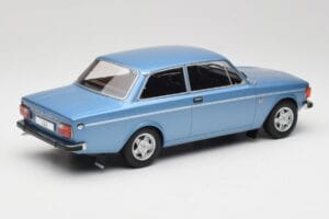Volvo 142 Hellblau MCG 1:18 MCG18444 Metall – Bild 2 von 6