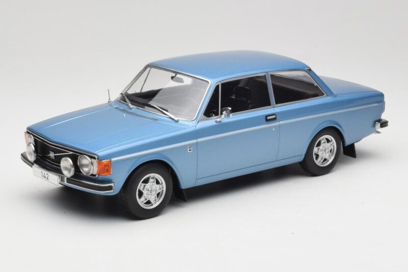 Volvo 142 Hellblau MCG 1:18 MCG18444 Metall