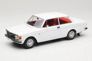 Volvo 142 Weiss MCG 1:18 MCG18445 Metall