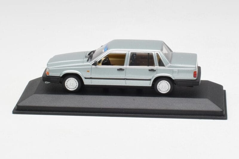 Volvo 240 GL Silber Metallic Minichamps 1:43 940171402 Metall