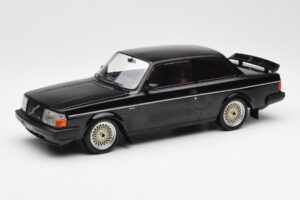 Volvo 240 Turbo Schwarz Custom IXO 1:18 18CMC178 Metall