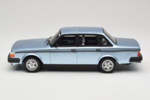 Volvo 244 Turbo Hellblau DNA 1:18 DNA000135 Metall – Bild 3 von 6