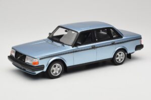 Volvo 244 Turbo Hellblau DNA 1:18 DNA000135 Metall