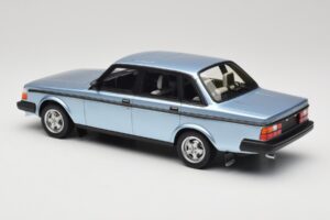 Volvo 244 Turbo Hellblau DNA 1:18 DNA000135 Metall – Bild 5 von 6