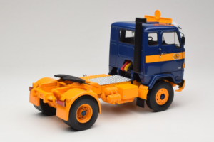 Volvo F88 Dunkelblau Gelb MCG 1:18 MCG18140 Metall – Bild 3 von 8