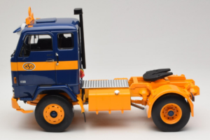 Volvo F88 Dunkelblau Gelb MCG 1:18 MCG18140 Metall – Bild 4 von 8