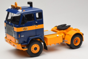Volvo F88 Dunkelblau Gelb MCG 1:18 MCG18140 Metall