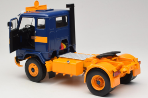 Volvo F88 Dunkelblau Gelb MCG 1:18 MCG18140 Metall – Bild 5 von 8