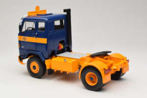 Volvo F88 Dunkelblau Gelb MCG 1:18 MCG18140 Metall – Bild 7 von 8