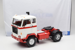 Volvo F88 Weiss Rot MCG 1:18 MCG18141 Metall – Bild 8 von 8